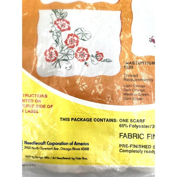 WonderArt Perma-Press Scarf Kit To Embroider Nostalgic Design 16.5"x42" Polyeste - Picture 2 of 2